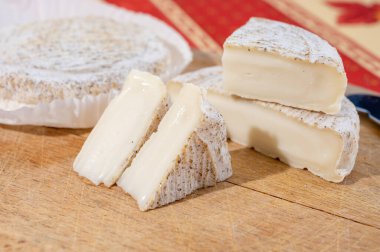 Provence 'ın tadı, Banon, Alpes-de-Haute-Provence, Fransa' da keçi sütünden yapılan küçük yuvarlak peynir Tome de Provence Provence, Provence 'den geleneksel tabel kumaşla servis edilir.