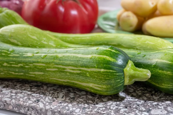来自法国普罗旺斯尼斯的新鲜绿色的长长的南瓜 南瓜和生菜 — 图库照片
