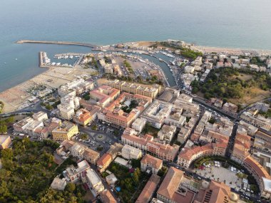 Terracina 'ya, dağlara ve Tyrhenian Denizi koyuna, günbatımında Latina' daki antik İtalyan şehrine hava manzarası