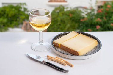 Peynir koleksiyonu, Fransisken-Comte bölgesinde kabuklu inek sütünden yapılan sert Fransız peyniri kontu, yakın mesafeden beyaz şarapla servis ediliyor.