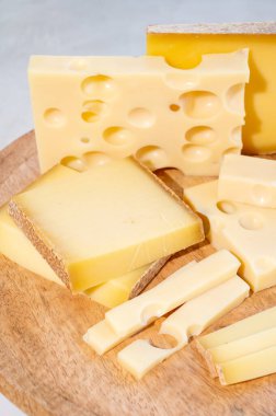 Peynir koleksiyonu, sert Fransız peyniri kontu ve inek sütünden yapılma yuvarlak delikli sütçü.