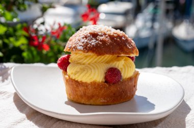 Tarte tropezienne ya da La Tarte de Saint-Tropez. Açık havada servis edilen kremalı ve taze meyveli çöreklerden oluşan tatlı tatlısı..