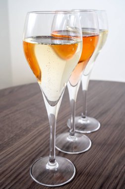 Beyaz ve yabani gül tadı şampanya flüt bardaklarından köpüklü şarap