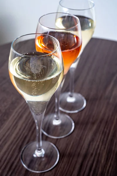 白而粗壮的玫瑰香槟酒在长笛杯中的味道 — 图库照片
