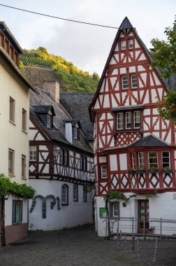 Moselle nehri üzerindeki Ediger-Eller kasabasında güneşli bir sabah, eski ahşap evlerin ve dar sokakların manzarası, Almanya 'da turizm beldesi