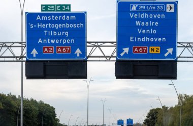Hollanda 'da karayolu ulaşımı, Hollanda otoyolları, mavi yol işaretleri, istikametler, çoklu hat üzerinde sürüş arabası, yoğun saatlerde trafik sıkışıklığı