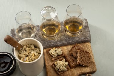 Çavdar ekmeği, peynir ve viski eşleşmesi üzerine balmumu tabakanın altında seramik kasede saklayan olgun, güçlü İngiliz peyniri.