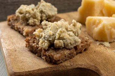 Çavdar ekmeği, peynir ve viski eşleşmesi üzerine balmumu tabakanın altında seramik kasede saklayan olgun, güçlü İngiliz peyniri.