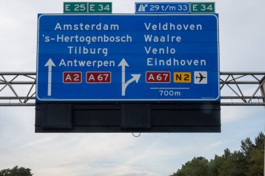 Hollanda 'da karayolu ulaşımı, Hollanda otoyolları, mavi yol işaretleri, istikametler, çoklu hat üzerinde sürüş arabası, yoğun saatlerde trafik sıkışıklığı