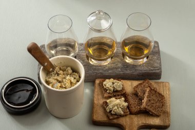 Çavdar ekmeği, peynir ve viski eşleşmesi üzerine balmumu tabakanın altında seramik kasede saklayan olgun, güçlü İngiliz peyniri.