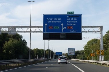 Hollanda 'da karayolu ulaşımı, Hollanda otoyolları, mavi yol işaretleri, istikametler, çoklu hat üzerinde sürüş arabası, yoğun saatlerde trafik sıkışıklığı