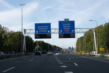 Hollanda 'da karayolu ulaşımı, Hollanda otoyolları, mavi yol işaretleri, istikametler, çoklu hat üzerinde sürüş arabası, yoğun saatlerde trafik sıkışıklığı
