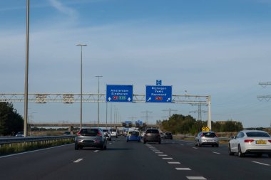Hollanda 'da karayolu ulaşımı, Hollanda otoyolları, mavi yol işaretleri, istikametler, çoklu hat üzerinde sürüş arabası, yoğun saatlerde trafik sıkışıklığı