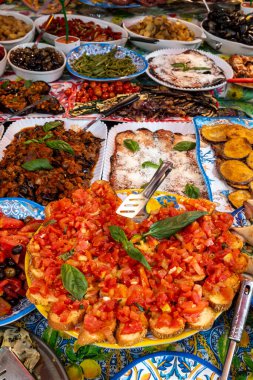 Palermo, Sicilya 'daki günlük yiyecek pazarında lezzetli taze pişmiş sokak yemekleri, seyahat yeri, yemek turizmi İtalya, çiğ, kavrulmuş, ızgara balık, deniz ürünleri, et, sebze ya da aperatif ya da meze çeşitleri