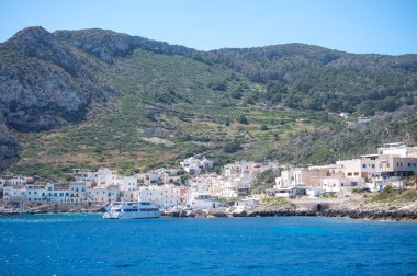 Levanzo, Egadi Adaları 'nın en küçüğü, Sicilya yakınlarında sakin bir inziva yeri, liman çevresindeki pitoresk köy, beyaz evler ve büyüleyici açık mavi su limanı, seyahat yeri, tekne gezisi.