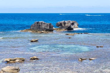 Favignana adasının kıyı şeridi, tuff kayaları, kültürel miras terk edilmiş taş ocakları, mağaralar, antik kalenit çıkarması, inşa için kullanılan taş, Sicilya, İtalya yakınlarındaki Egadi Adaları, tekne gezisi.