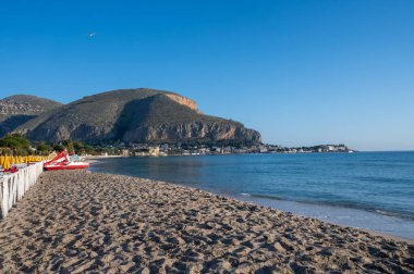 Deniz kenarında güneşli bir gün, Mondello Sahili, Sicilya 'da Palermo yakınlarında, güzel, altın kumu, turkuaz suları ve İtalya' nın güneyinde büyüleyici villaları olan.