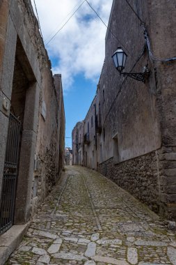 Erice, ortaçağ tepe kasabası kaldırımlı yollar, taş evler, antik kaleler, sisli manzaralar, bahçeler, sükunet, zamansız atmosfer, Sicilya tatil beldesi, Güney İtalya