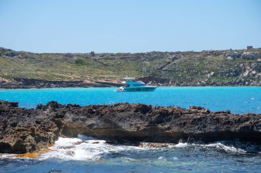 Trapani 'den tekne gezisi ve açık turkuvaz suyu, tuff kayaları, terk edilmiş taş ocakları, Sicilya, İtalya yakınlarındaki Egadi Adaları ile birlikte Favignana adasının kıyı şeridi manzarası.
