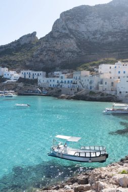 Levanzo, Egadi Adaları 'nın en küçüğü, Sicilya yakınlarında sakin bir inziva yeri, liman çevresindeki pitoresk köy, beyaz evler ve büyüleyici açık mavi su limanı, seyahat yeri, tekne gezisi.