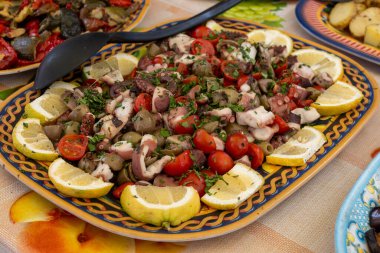 Palermo, Sicilya 'daki günlük yiyecek pazarında lezzetli taze pişmiş sokak yemekleri, seyahat yeri, İtalya' da yiyecek turizmi, kızarmış, ızgara balık çeşitleri, deniz ürünleri, et, sebze servis edilen aperatifler,