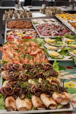 Palermo, Sicilya 'daki günlük yiyecek pazarında lezzetli taze pişmiş sokak yemekleri, seyahat yeri, İtalya' da yiyecek turizmi, kızarmış, ızgara balık çeşitleri, deniz ürünleri, et, sebze servis edilen aperatifler,