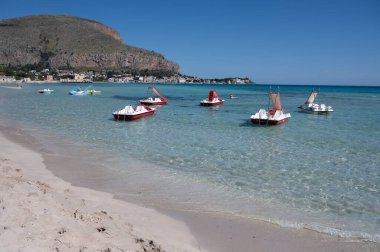 Deniz kenarında güneşli bir gün, Mondello Sahili, Sicilya 'da Palermo yakınlarında, güzel, altın kumu, turkuaz suları ve İtalya' nın güneyinde büyüleyici villaları olan.