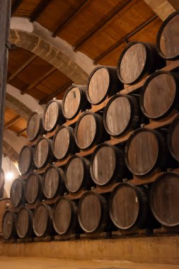 Eski büyük meşe fıçılarıyla şarap mahzeni ziyareti, Marsala, Sicilya 'da güçlendirilmiş kuru veya tatlı marsala şarabı üretimi, İtalya' da şarap endüstrisi