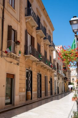 Marsala manzarası, Sicilya kıyısı şehri ünlü Marsala şarabı, eski dar sokaklar, evler ve palmiyeler, gölge ağaçlar, çeşmeler, İtalya 'da tatil yeri