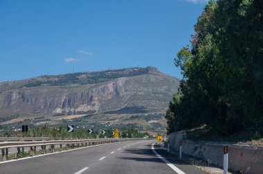 Sicilya, İtalya 'da yol ulaşımı, otobanlarla şehirlere yeşil işaretler, şehir yollarındaki mavi işaretler. Oklar, mesafeler, çıkışlar yol işaretleri yolcuların Sicilya 'da gezinmesine yardımcı oluyor