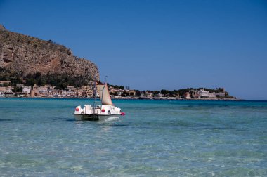 Deniz kenarında güneşli bir gün, Mondello Sahili, Sicilya 'da Palermo yakınlarında, güzel, altın kumu, turkuaz suları ve İtalya' nın güneyinde büyüleyici villaları olan.