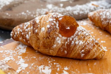 Sicilya tatlıları, tatlılar, ricotta kremalı kekler, meyveler, şam fıstığı, şekerci dükkanında sergileniyor, Palermo, İtalya