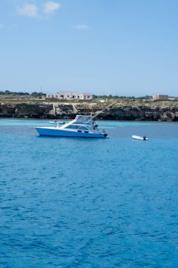 Trapani 'den tekne gezisi ve açık turkuvaz suyu, tuff kayaları, terk edilmiş taş ocakları, Sicilya, İtalya yakınlarındaki Egadi Adaları ile birlikte Favignana adasının kıyı şeridi manzarası.