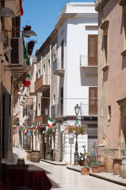 Marsala manzarası, Sicilya kıyısı şehri ünlü Marsala şarabı, eski dar sokaklar, evler ve palmiyeler, gölge ağaçlar, çeşmeler, İtalya 'da tatil yeri