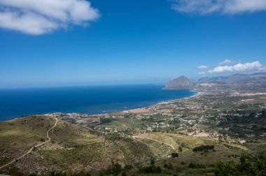 Erice 'nin zirvesinden manzaralı kıyı yollarına, zeytinliklerine, Riserva Naturale Orientata Monte Cofano ve Akdeniz manzaralı panoramik manzaralı, İtalya' nın güneyinde seyahat yeri