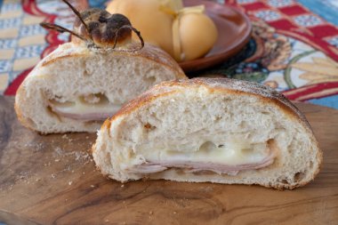 Domates, sebze, parmaham ve peynirle dolu burrata peynirli taze ekmek, Palermo, Sicilya, İtalya 'da sokak yemekleri, Mondello sahilinde öğle yemeği için servis ediliyor.