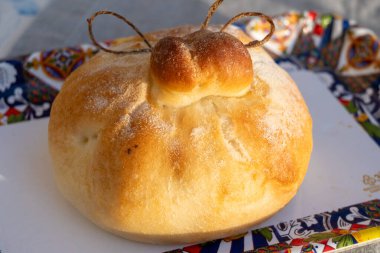 Domates, sebze, parmaham ve peynirle dolu burrata peynirli taze ekmek, Palermo, Sicilya, İtalya 'da sokak yemekleri, Mondello sahilinde öğle yemeği için servis ediliyor.