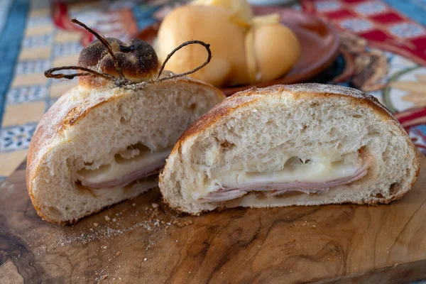 Domates, sebze, parmaham ve peynirle dolu burrata peynirli taze ekmek, Palermo, Sicilya, İtalya 'da sokak yemekleri, Mondello sahilinde öğle yemeği için servis ediliyor.