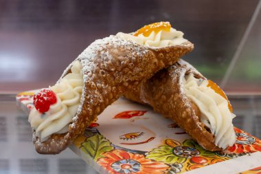 Ev yapımı tatlı cannolo sfoglie tatlı badem, şam fıstığı, limon, vanilya, çikolata kreması Palermo, Sicilya, İtalya 'da sokak yiyecekleri pazarında