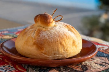 Domates, sebze, parmaham ve peynirle dolu burrata peynirli taze ekmek, Palermo, Sicilya, İtalya 'da sokak yemekleri, Mondello sahilinde öğle yemeği için servis ediliyor.