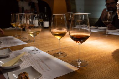 Eski büyük meşe fıçılarıyla şarap mahzeni ziyareti, güçlendirilmiş kuru veya tatlı marsala şarabı ile tatma bardakları Marsala, Sicilya, İtalya 'da şarap endüstrisi