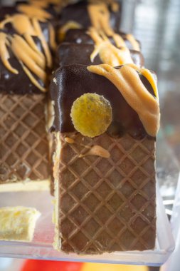 Sicilya tatlıları, tatlılar, ricotta kremalı kekler, meyveler, şam fıstığı, şekerci dükkanında sergileniyor, Palermo, İtalya