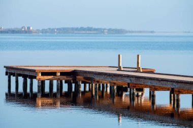 Marsala, Sicilya, İtalya, rıhtım ve balıkçı tekneleri yakınlarındaki Stagnone 'de sabah dinginliği ve ayna sessizliği.