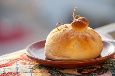 Domates, sebze, parmaham ve peynirle dolu burrata peynirli taze ekmek, Palermo, Sicilya, İtalya 'da sokak yemekleri, Mondello sahilinde öğle yemeği için servis ediliyor.