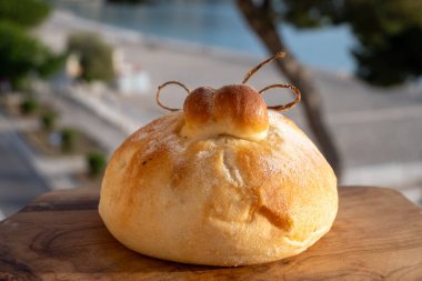 Domates, sebze, parmaham ve peynirle dolu burrata peynirli taze ekmek, Palermo, Sicilya, İtalya 'da sokak yemekleri, Mondello sahilinde öğle yemeği için servis ediliyor.