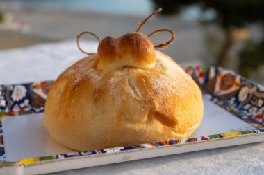 Domates, sebze, parmaham ve peynirle dolu burrata peynirli taze ekmek, Palermo, Sicilya, İtalya 'da sokak yemekleri, Mondello sahilinde öğle yemeği için servis ediliyor.