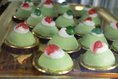 Sicilya tatlıları, tatlılar, ricotta kremalı kekler, meyveler, şam fıstığı, şekerci dükkanında sergileniyor, Palermo, İtalya