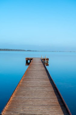 Marsala, Sicilya, İtalya, rıhtım ve balıkçı tekneleri yakınlarındaki Stagnone 'de sabah dinginliği ve ayna sessizliği.