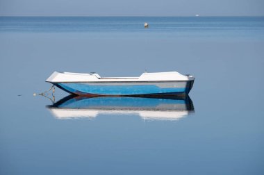 Marsala, Sicilya, İtalya, rıhtım ve balıkçı tekneleri yakınlarındaki Stagnone 'de sabah dinginliği ve ayna sessizliği.
