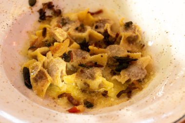 Bergamo Casoncelli alla bergamasca, ravioli, makarna, tagliatelle ve lazanya 'dan taze yapılmış yerel makarna. Bergamo Citta Alta, Lombardy, Kuzey İtalya' da yerel restoranda servis ediliyor.